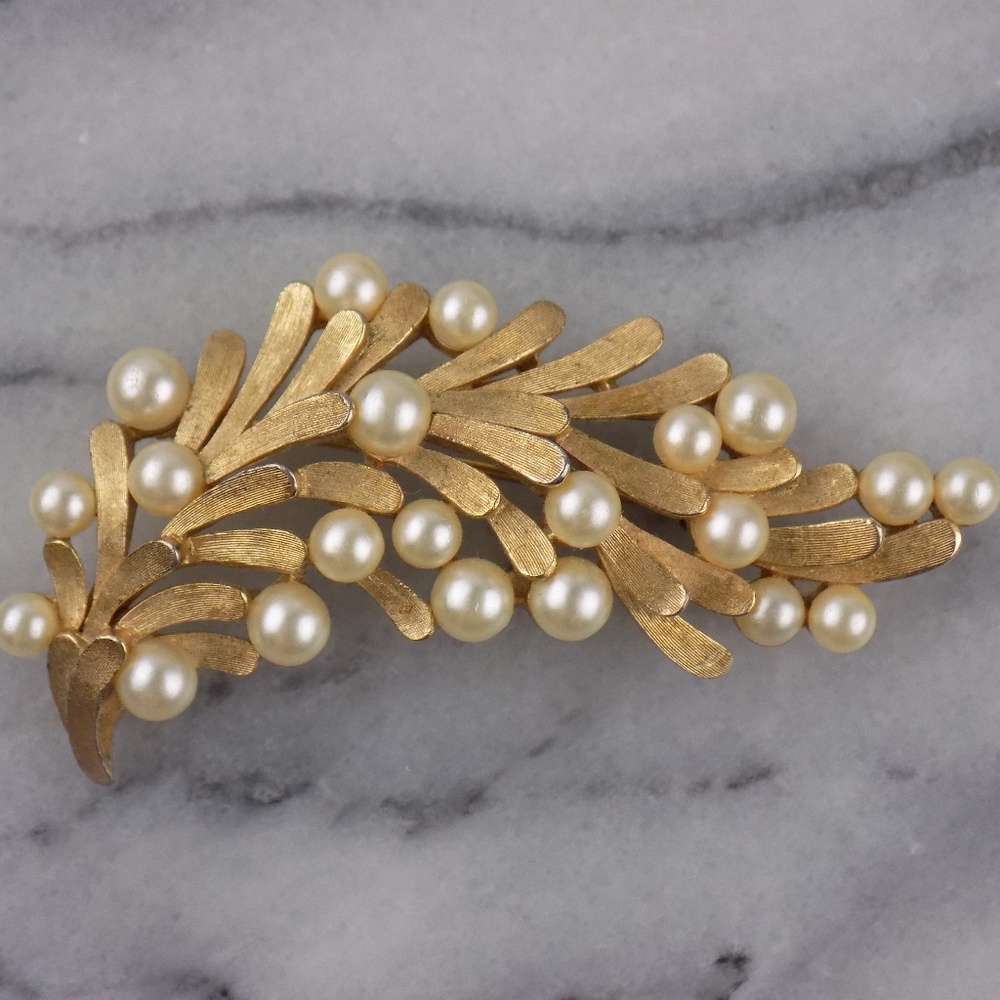 VTG Trifari Crown Signed Gold Tone Brooch